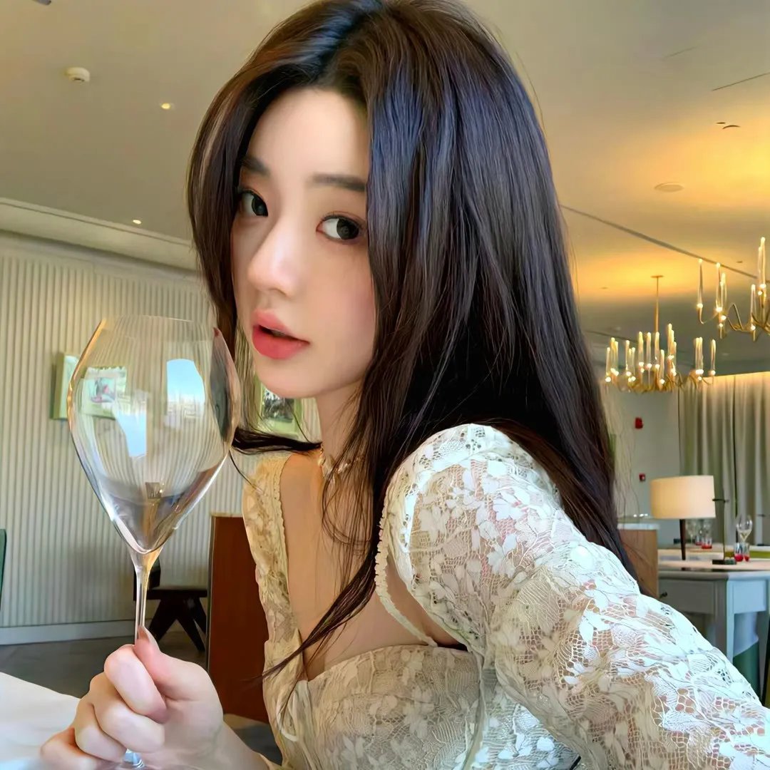 她的微笑像颗糖